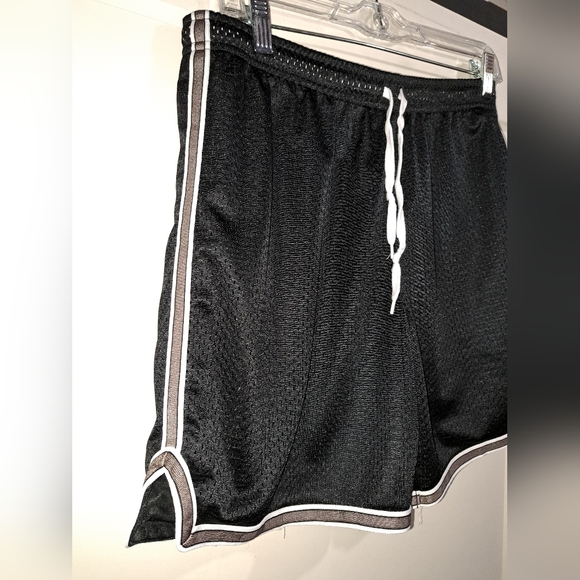 Nike atheltic/ basketball shorts - Picture 4 of 12